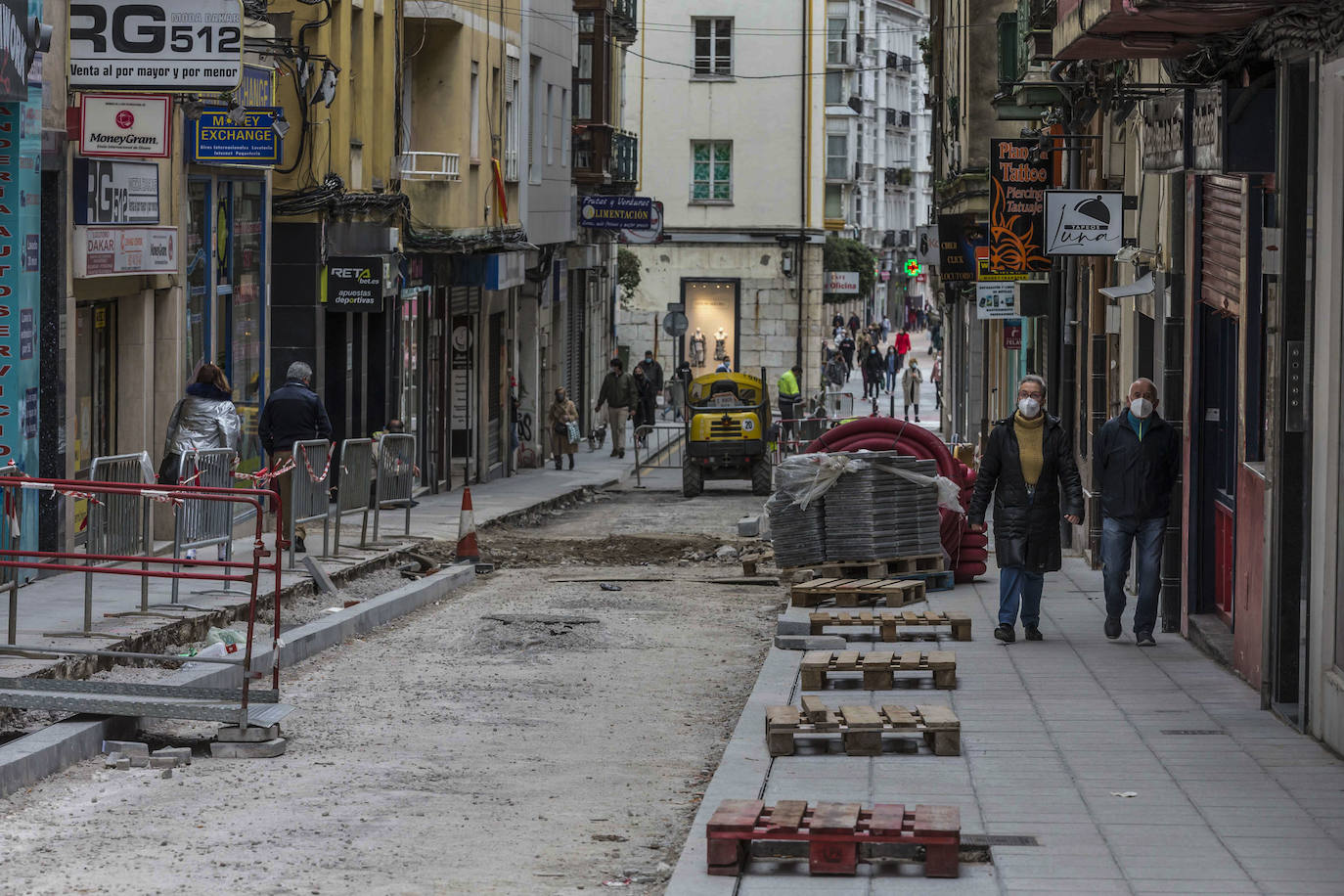 La calle San Luis continúa levantada por completo, cortada al tráfico e inmersa en unos trabajos de renovación y semipeatonalización que se alargarán hasta mayo. El fin de obra tendrá dos meses de retraso, pues estaba previsto para marzo