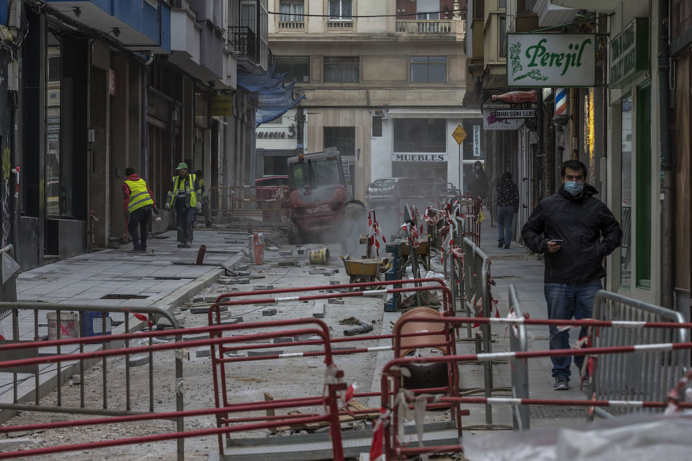 La calle San Luis continúa levantada por completo, cortada al tráfico e inmersa en unos trabajos de renovación y semipeatonalización que se alargarán hasta mayo. El fin de obra tendrá dos meses de retraso, pues estaba previsto para marzo