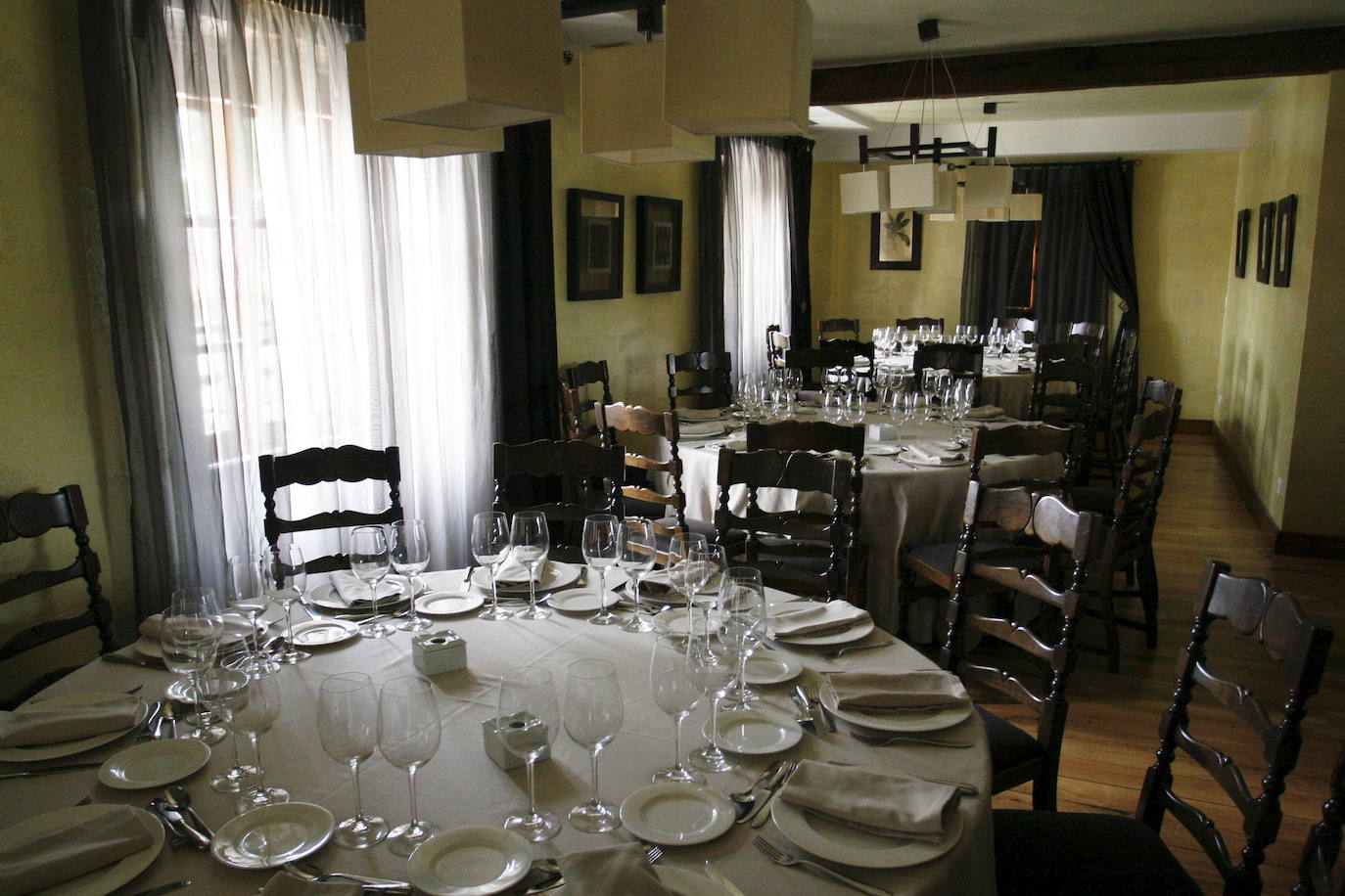 El histórico restaurante cierra sus puertas tras 80 años de historia. Por su comedor han pasado políticos y artistas como Raphael, Paloma San Basilio y Jaime Morey | Odón Elorza fue siendo alcalde de San Sebastián y al ver una fotografía de Franco en un comedor pidió el libro de reclamaciones