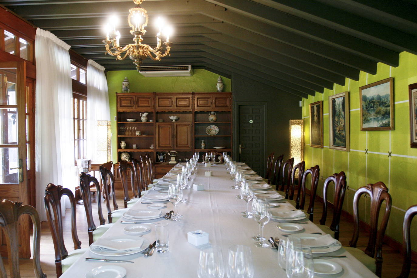 El histórico restaurante cierra sus puertas tras 80 años de historia. Por su comedor han pasado políticos y artistas como Raphael, Paloma San Basilio y Jaime Morey | Odón Elorza fue siendo alcalde de San Sebastián y al ver una fotografía de Franco en un comedor pidió el libro de reclamaciones