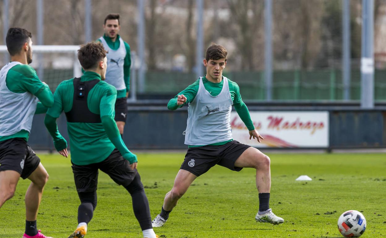 Riki sobre el césped de las Instalaciones Nando Yosu en el entrenamiento del lunes. 