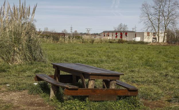 Imagen principal - Vecinos de Barreda critican el estado de «abandono» del barrio La Tejera