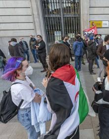 Imagen secundaria 2 - Unas 150 personas se concentran de forma pacífica en Santander en apoyo a Pablo Hasel