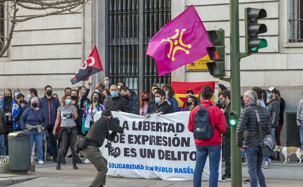 Unas 150 personas se concentran de forma pacífica en Santander en apoyo a Pablo Hasel