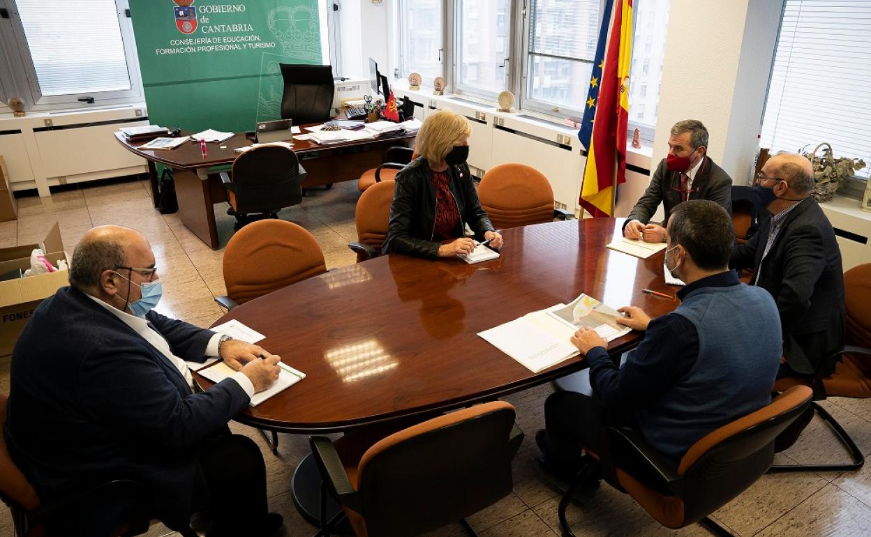 El alcalde, Alberto García Onandía, y el concejal de Educación, Manuel Pérez, se reunieron con la consejera Marina Lombó para abordar el proyecto de construcción del nuevo polideportivo de Bezana. 