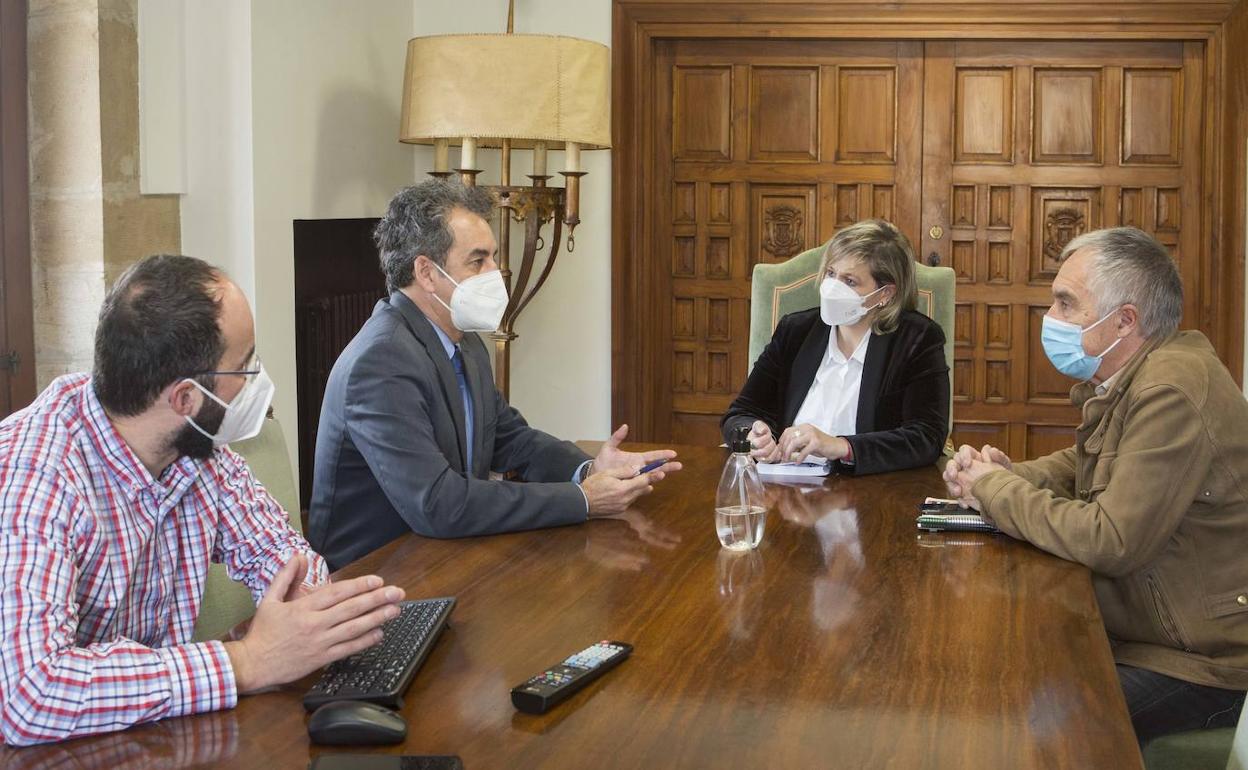 De izquierda a derecha, Íñigo Gómez, Francisco Martín, Esther Bolado y Eugenio Gómez, este viernes en la reunión. 