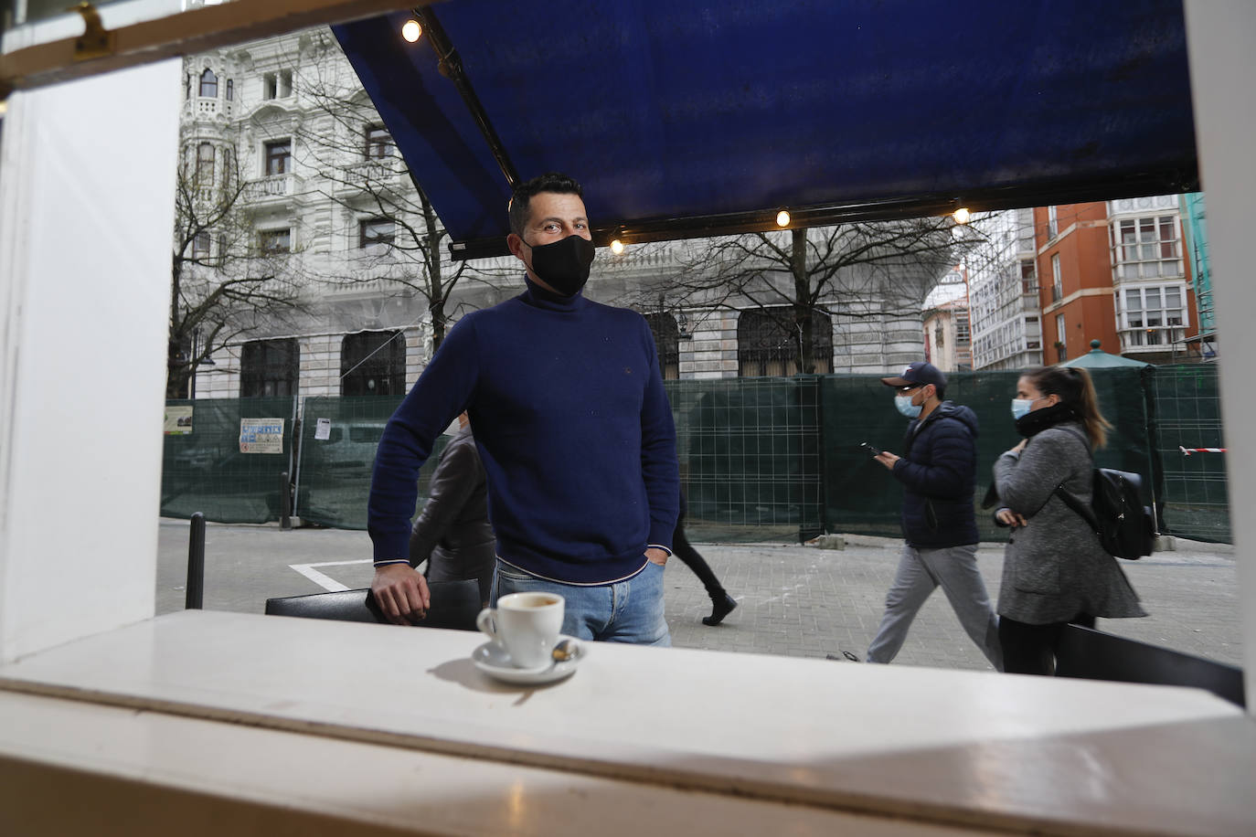 Las obras del Proyecto Pereda obligan a reubicar varios negocios del entorno. Un quiosco, un puesto de la ONCE y una terraza están a la espera de que el Ayuntamiento les sitúe en un nuevo espacio para desarrollar su actividad