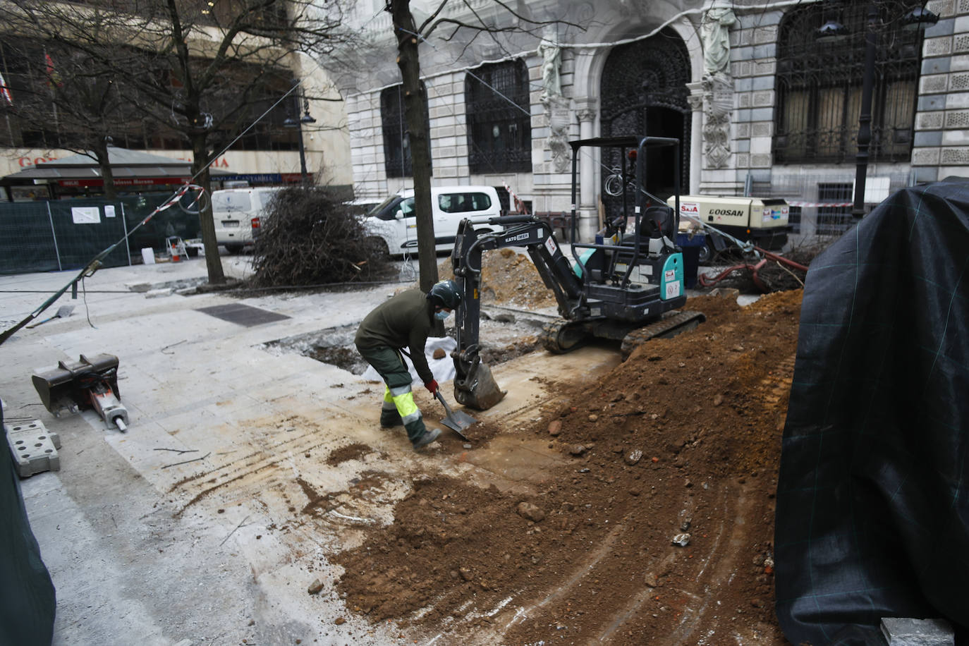 Las obras del Proyecto Pereda obligan a reubicar varios negocios del entorno. Un quiosco, un puesto de la ONCE y una terraza están a la espera de que el Ayuntamiento les sitúe en un nuevo espacio para desarrollar su actividad