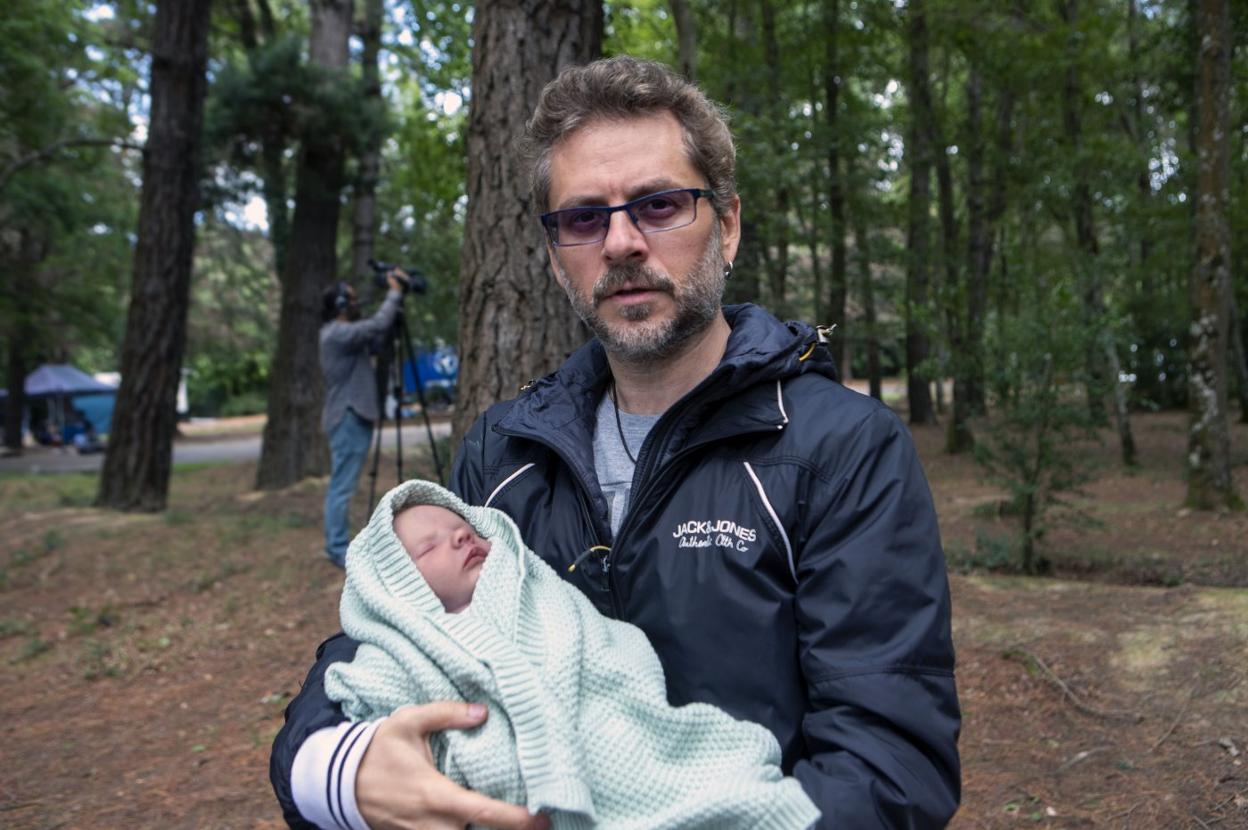 El cineasta Juanma Bajo Ulloa, durante el rodaje de 'Baby'. 