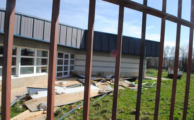 Imagen principal - El fuerte viento derriba los tejados de las piscinas de Reinosa y de una cuadra llena de vacas en Cabezón, matando a dos