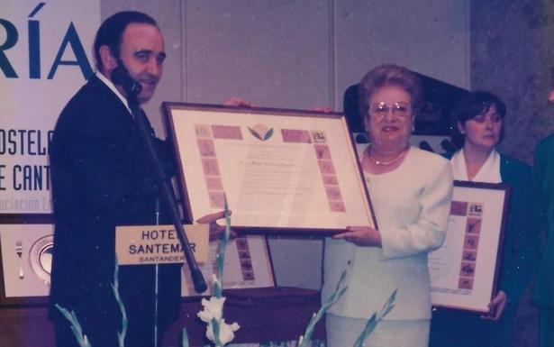 Imagen. Pilar Setién recoge un premio en la Gala de la Asociación de Hostelería. 