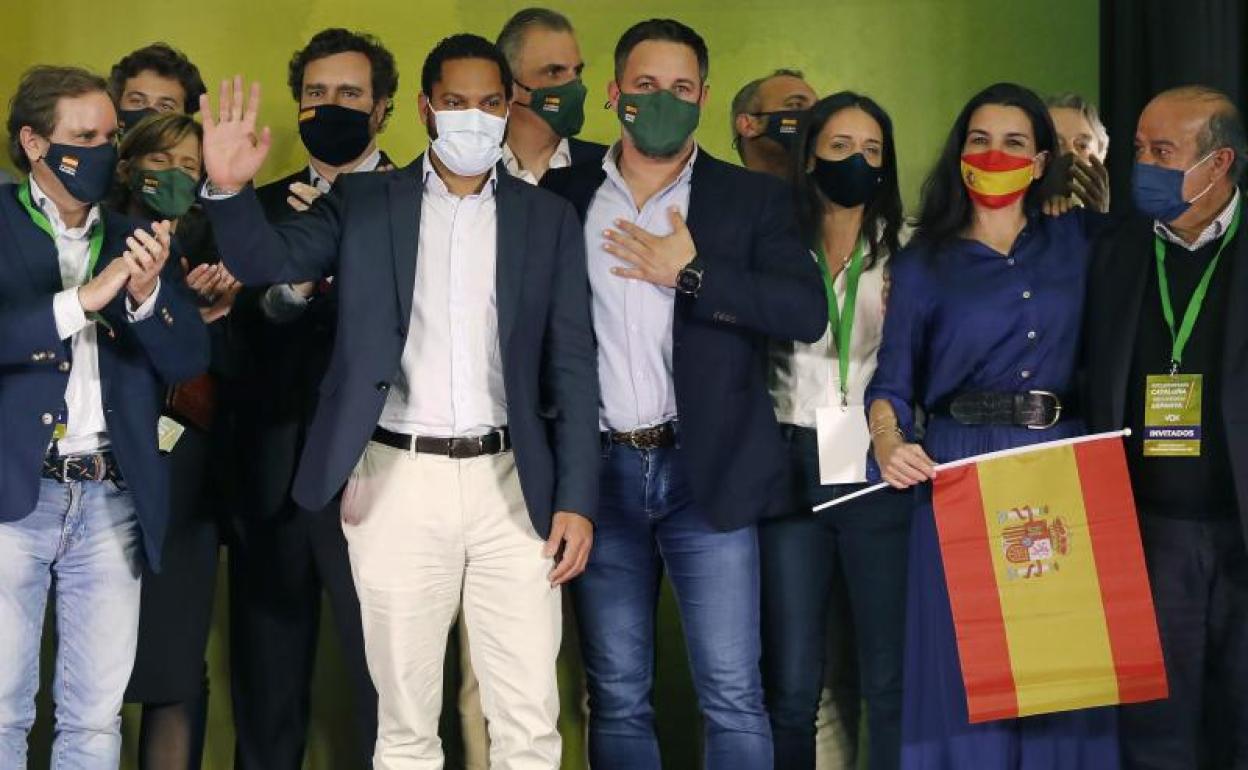 El cabeza de lista de VOX, Ignacio Garriga (2i), acompañado por el presidente del partido, Santiago Abascal (c), y Rocío Monasterio (2d), entre otros 