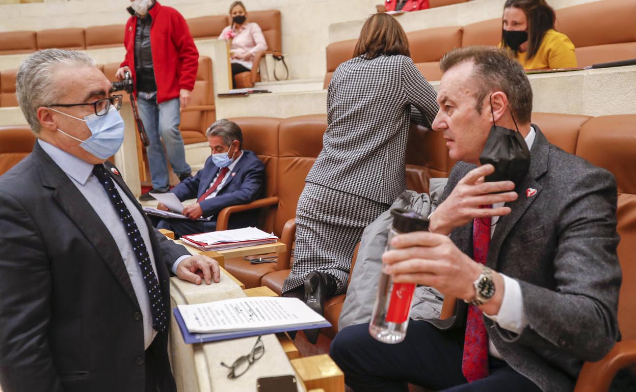 Los regionalistas Pedro Hernando (izquierda) y Guillermo Blanco conversan en los prolegómenos de la sesión plenaria . 