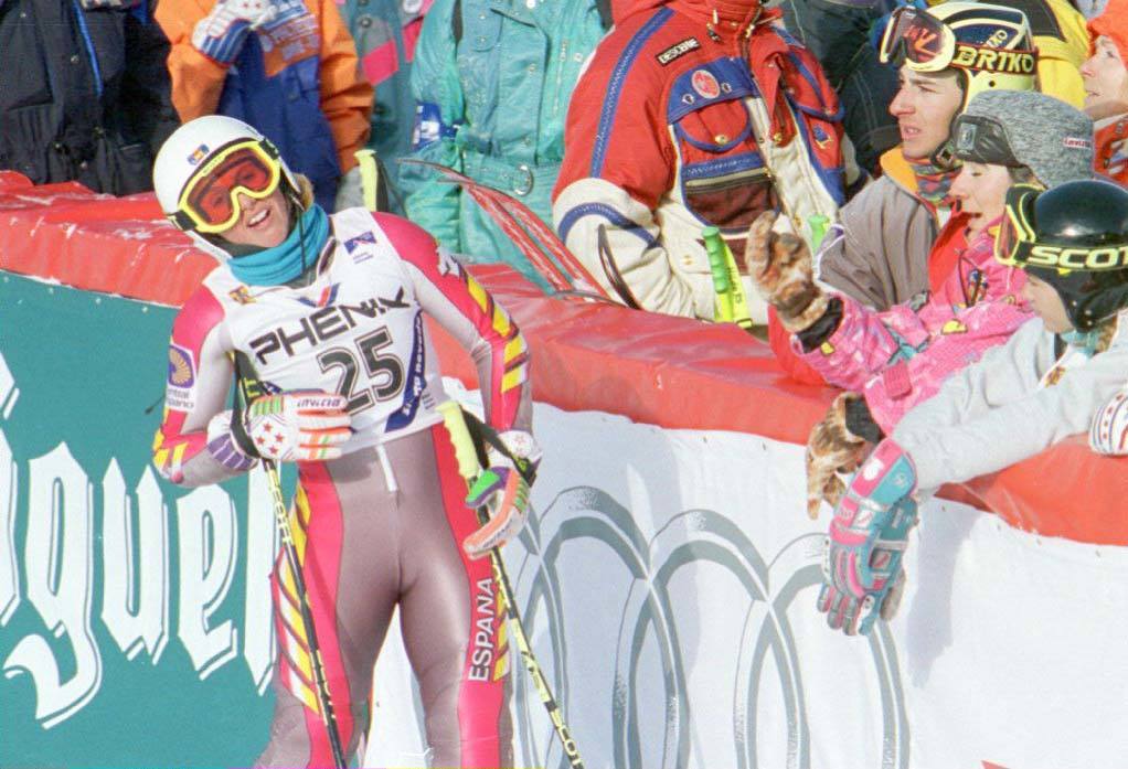 Ainhoa Ibarra mirando su tiempo en la llegada tras su descenso en el Campeonato Mundial de Sierra Nevada.