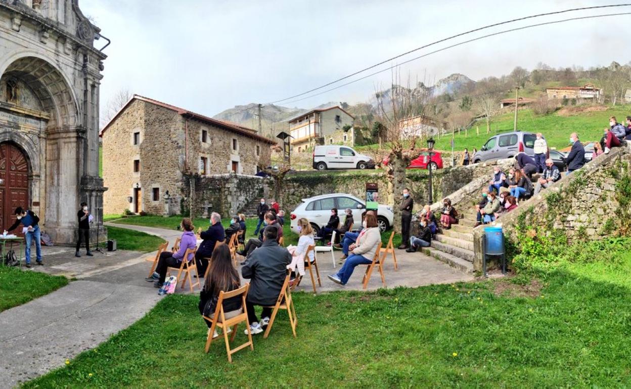 Vecinos de Miera y afectados de todo el valle en la reunión del domingo celebrada junto a la Iglesia de Miera. 