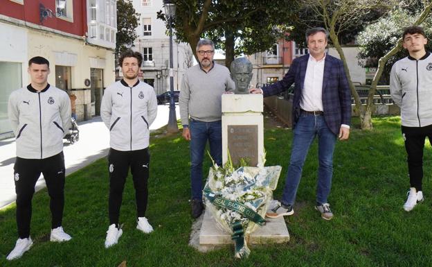 Álvaro Mantilla, Diego Ceballos y Martín Solar junto al presidente Alfredo Pérez y Víctor Diego, en la ofrenda floral de este martes en la plaza de Pombo, junto al busto del pintor Pancho Cossío.