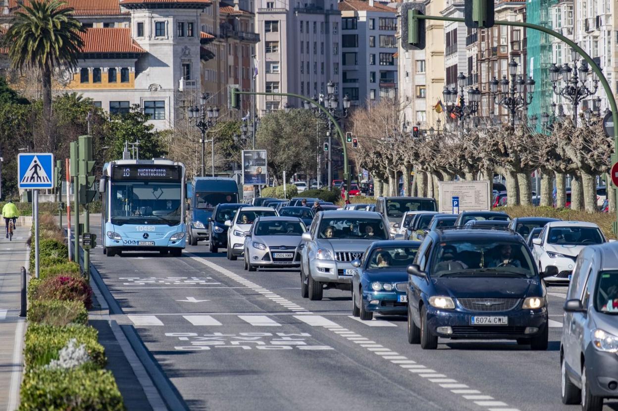 Imagen de ayer del carril reservado en el tramo que va junto al paseo marítimo en dirección Puertochico.