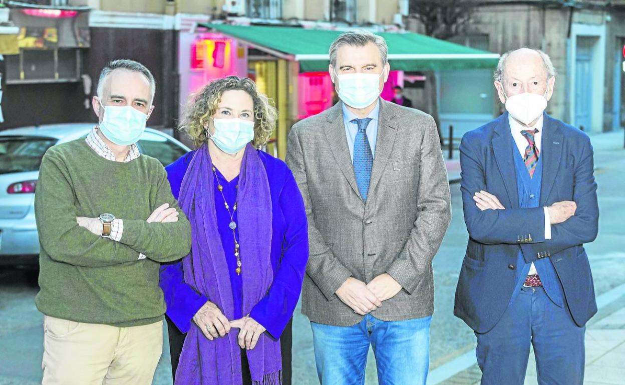 De izquierda a derecha, Luis Gaite, Belén Bolado, Jesús Artal y Julio Rama, antes de la conferencia. 