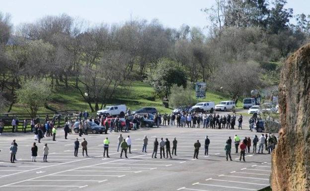 Minuto de silencio por el trabajador fallecido en Cabárceno.