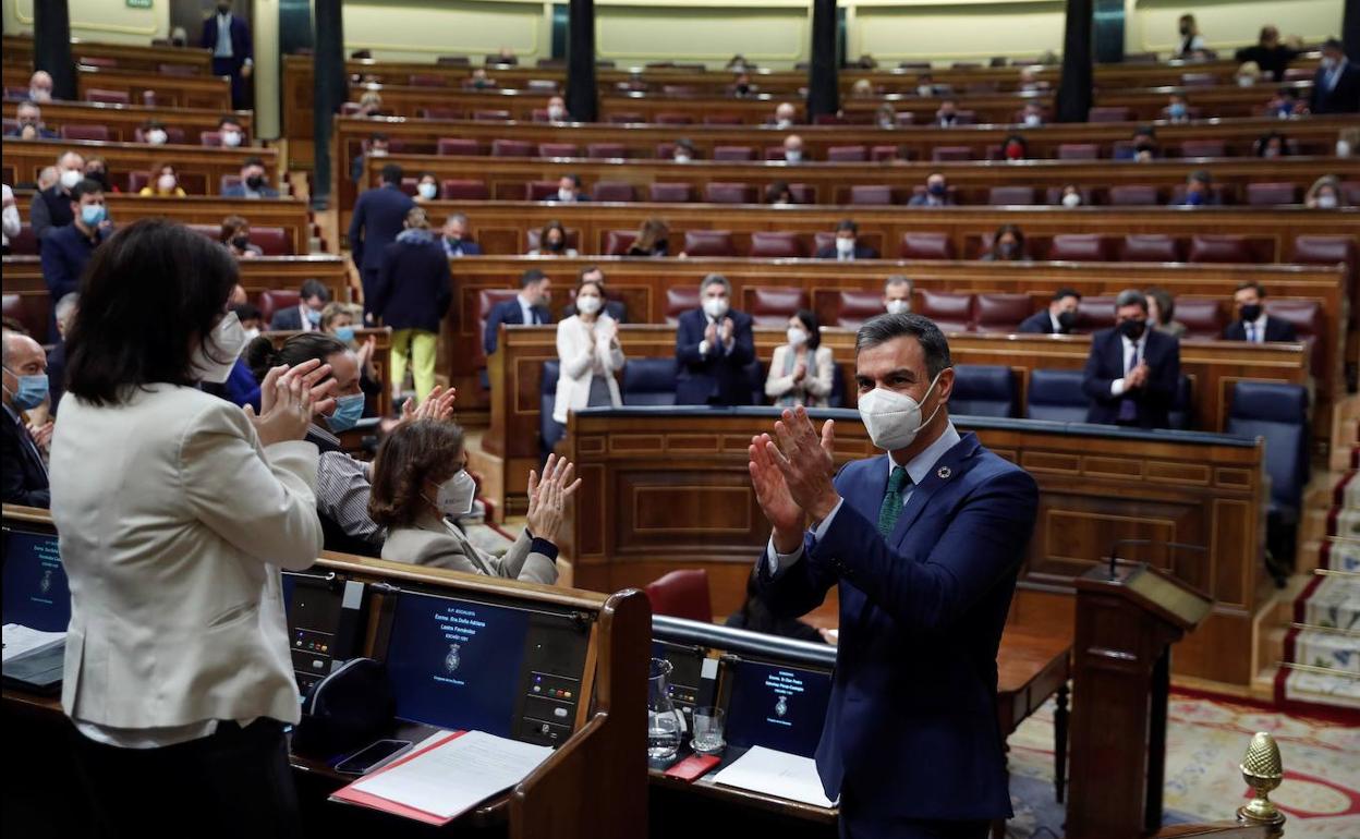 El presidente del Gobierno aplaude al grupo socialistas tras su primera intervención en el pleno de este miércoles en el Congreso sobre el estado de alarma y la pandemia.