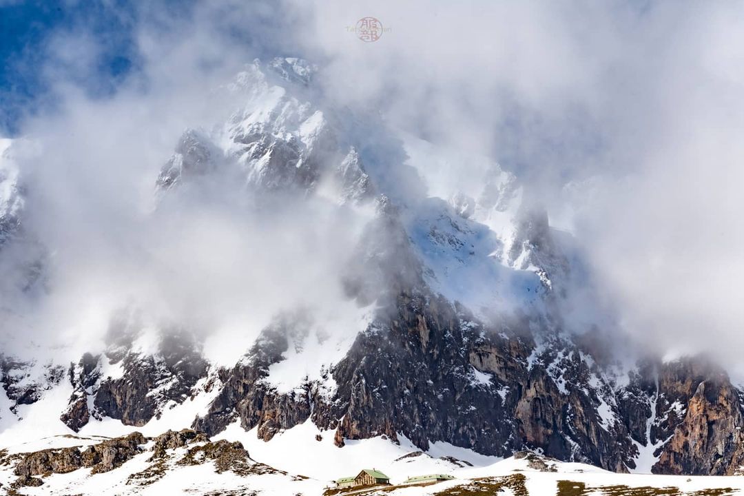 No es de extrañar que cuando uno mira a los Picos de Europa nevados sienta una 'llamada'. Para hacer este increíble recorrido os aconsejo que vayáis bien equipados y con alguien que conozca la zona