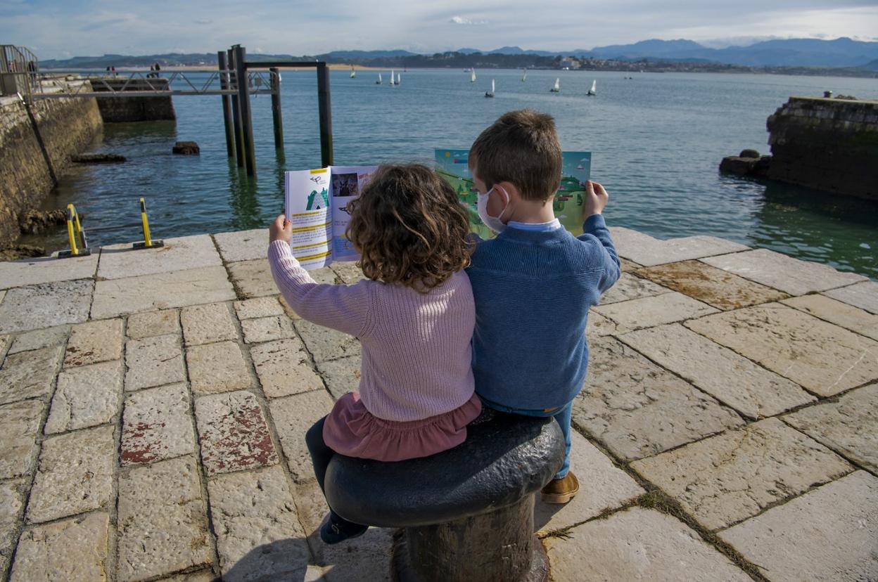 Dos pequeños, con su propio pasaporte que les invita a la aventura. 