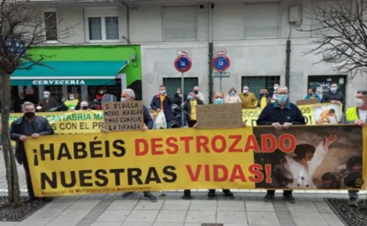 Imagen de los afectados, concentrados frente al Gobierno de Cantabria.