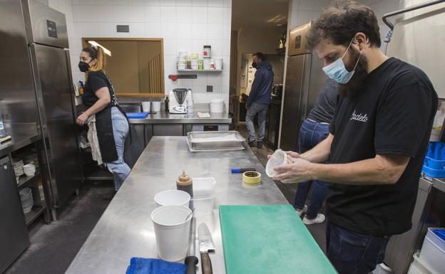 Nacho Laherrán, dueño del Cadelo, prepara los pedidos para llevar en la cocina del restaurante. 