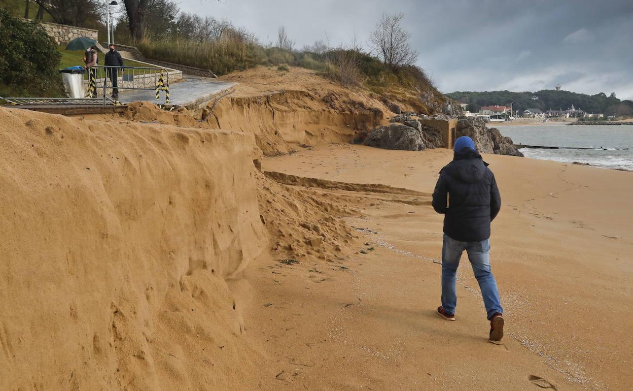 Talud que ha quedado en la playa de Los Peligros tras los temporales de este invierno.