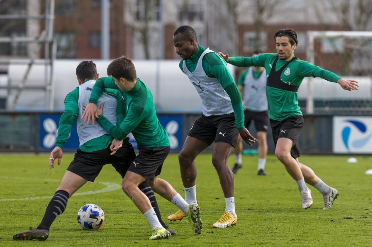 q La ocasión de reivindicarse. Cedric, en el centro, durante un entrenamiento en La Albericia junto a los canteranos Pablo Torre (izquierda) y Martín Solar (derecha). 