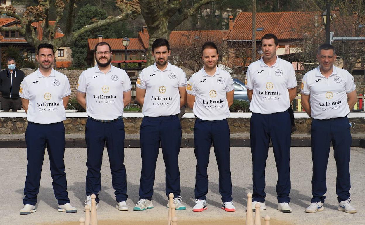 De izquierda a derecha, Fernando Ocejo, Rubén Samperio, Alberto Saiz, Vicente Diego, Félix Gutiérrez y Enrique Gómez, antes del partido contra Andros. 