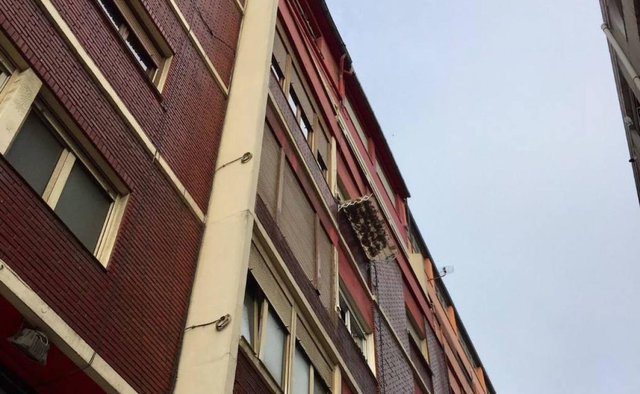 Los ramos de plantas aromáticas tendidos a secar, ayer jueves, en un tendedero de la calle Carlos III.