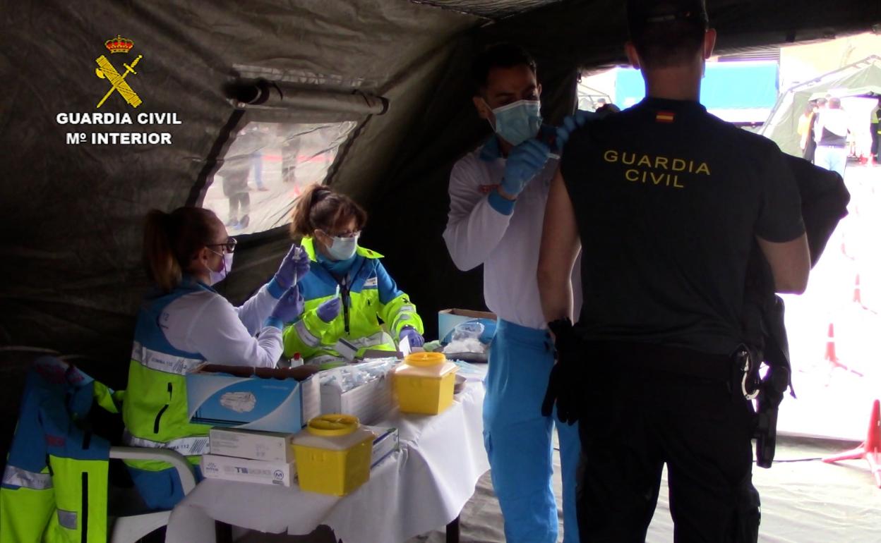 Vacunación de guardias civiles en la Comandancia de Madrid. 