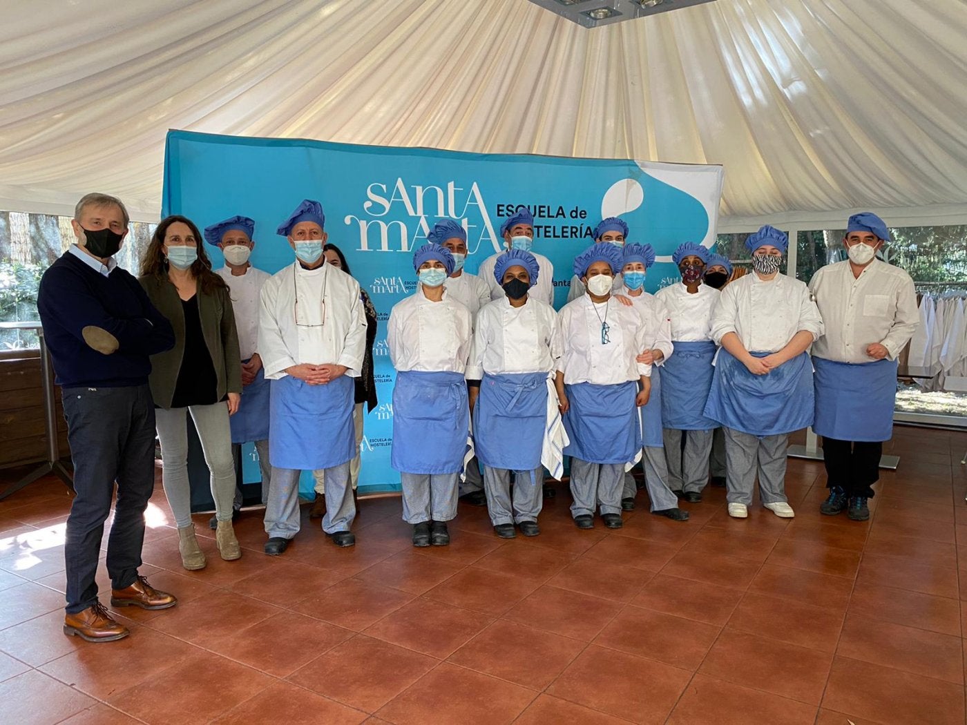 Francisco Díaz Belarra, director, y Ana Herrera, coordinadora, con los alumnos de la escuela, y Raúl González Rollón, primero por la derecha, profesor de cocina. 