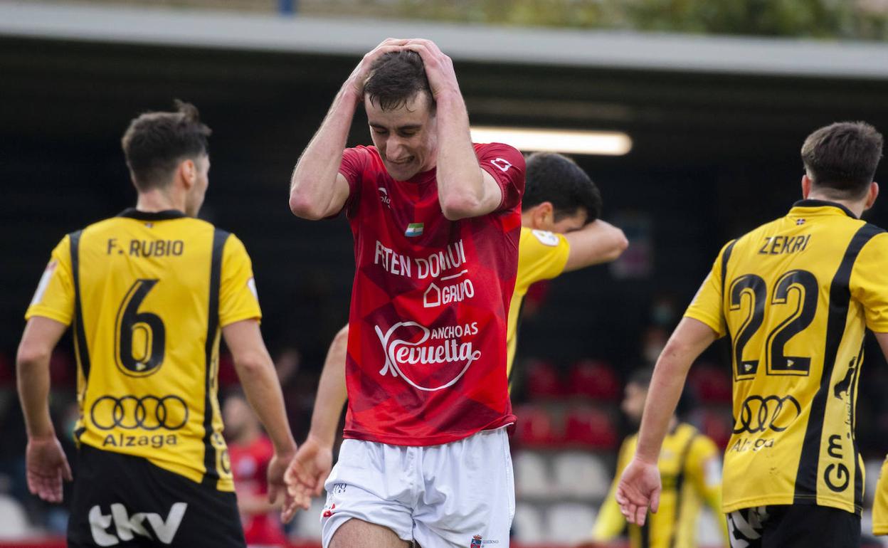 Álvaro se lamenta tras la derrota ante el Portugalete.