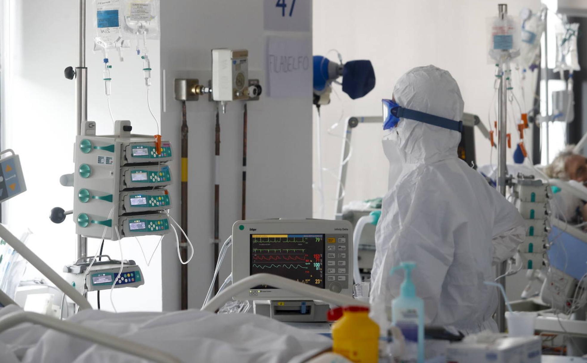 Las áreas de cuidados intensivos de los hospitales llevan meses sometidas a un ritmo de trabajo frenético.