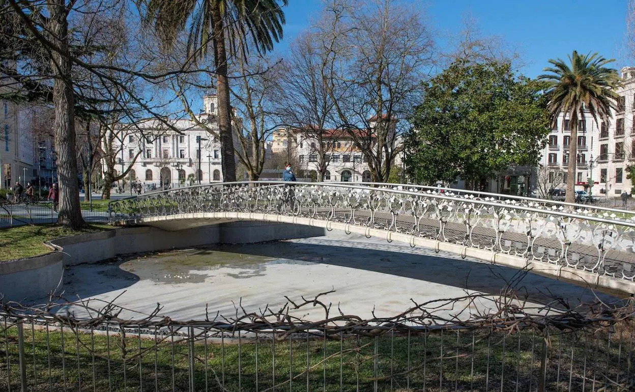 El estanque de los Jardines de Pereda. Se vacía dos veces al mes en temporada alta y una al mes en temporada baja. El jueves 18 tenía agua. El pasado miercoles (la imagen es de ese día) estaba vacío.