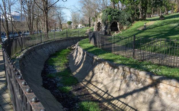 Parque del Doctor Morales. Junto al monumento de la vaca. Un estanque amplio sin agua desde hace tiempo. Ha crecido incluso la vegetación en el fondo del recorrido hacia la gruta. 