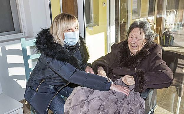 A lo largo de estos meses, madre e hija se han visto cada semana y en febrero se juntaron otra vez para charlar con El Diario Montañés sobre lo que supuso para ellas aquel reencuentro y ver la foto en la portada.