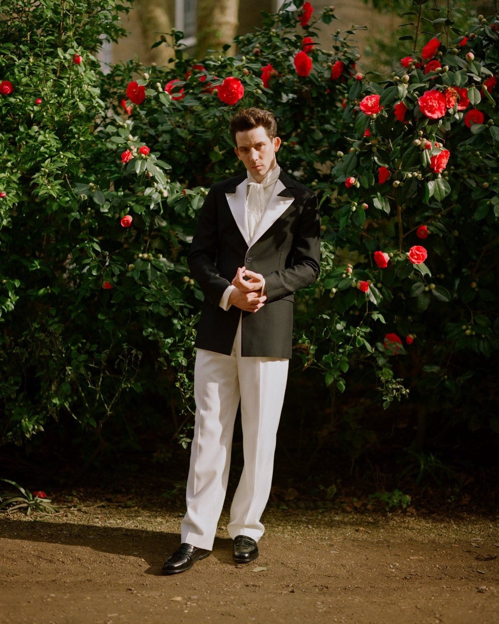 Su compañero de reparto Josh O'Coonor, que también ganó el premio a mejor actor en serie de drama por interpretar al príncipe Carlos de Inglaterra en 'The Crown', iba vestido con un impresionante traje de Loewe. Además, los dos comparten estilista: Harry Lambert.