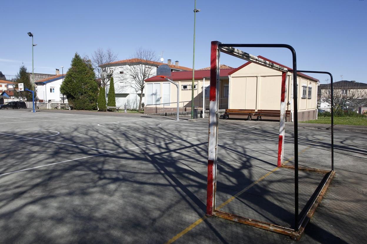 Pista polideportiva de Campuzano, uno de los espacios que los vecinos quieren que se mejore y se cubra para su uso. 