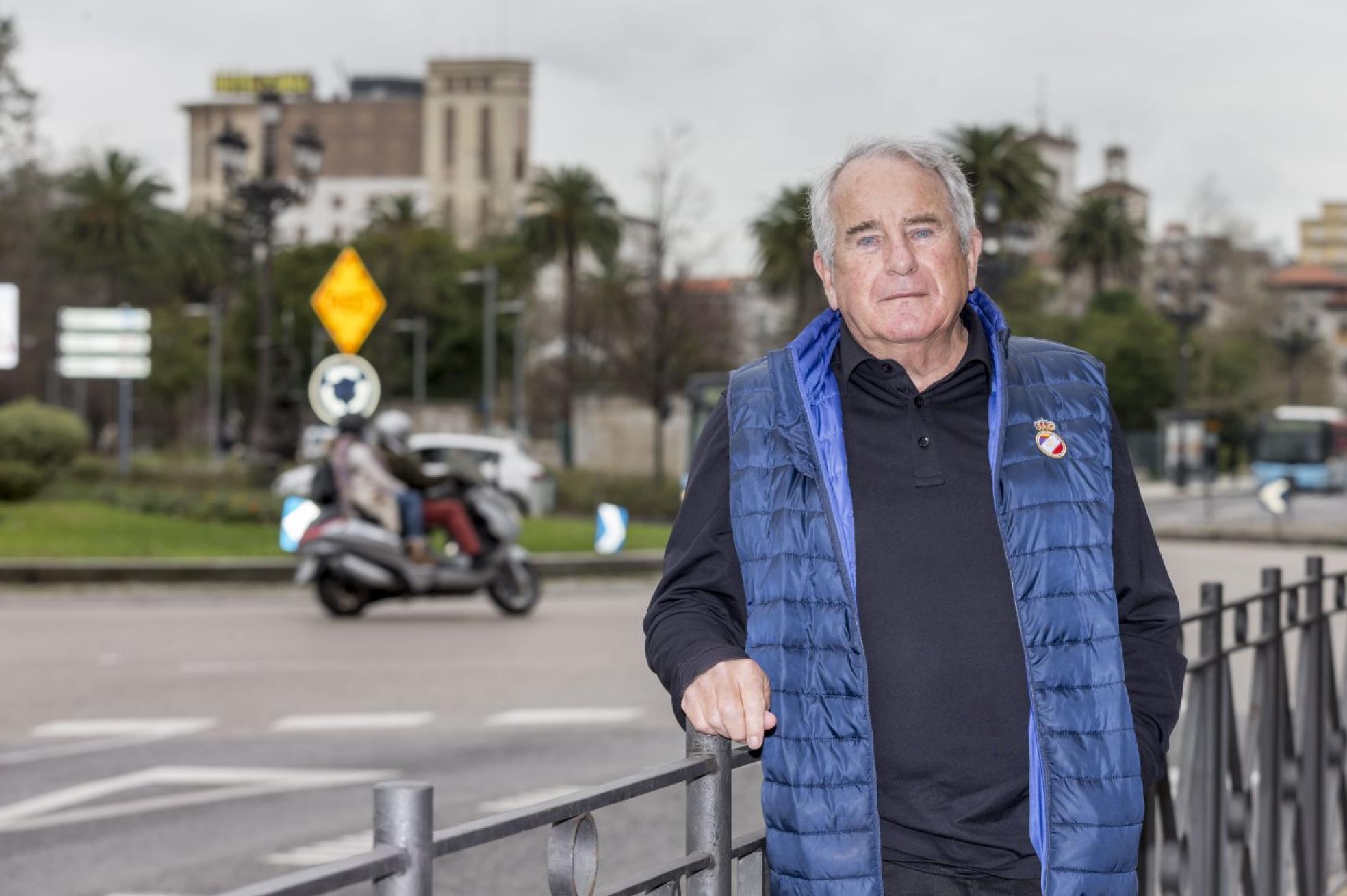 Manuel Terán, diseñador del primer campo municipal de golf de España, posa en el Paseo de Pereda en Santander.