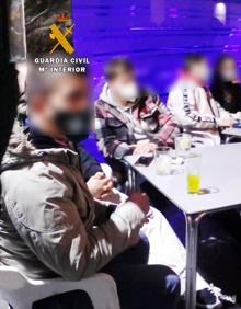 Imagen secundaria 2 - La Guardia Civil denuncia en Castro a 150 personas por incumplir las medidas del covid o beber en la calle