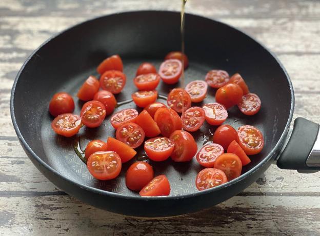 Saltear los tomates.