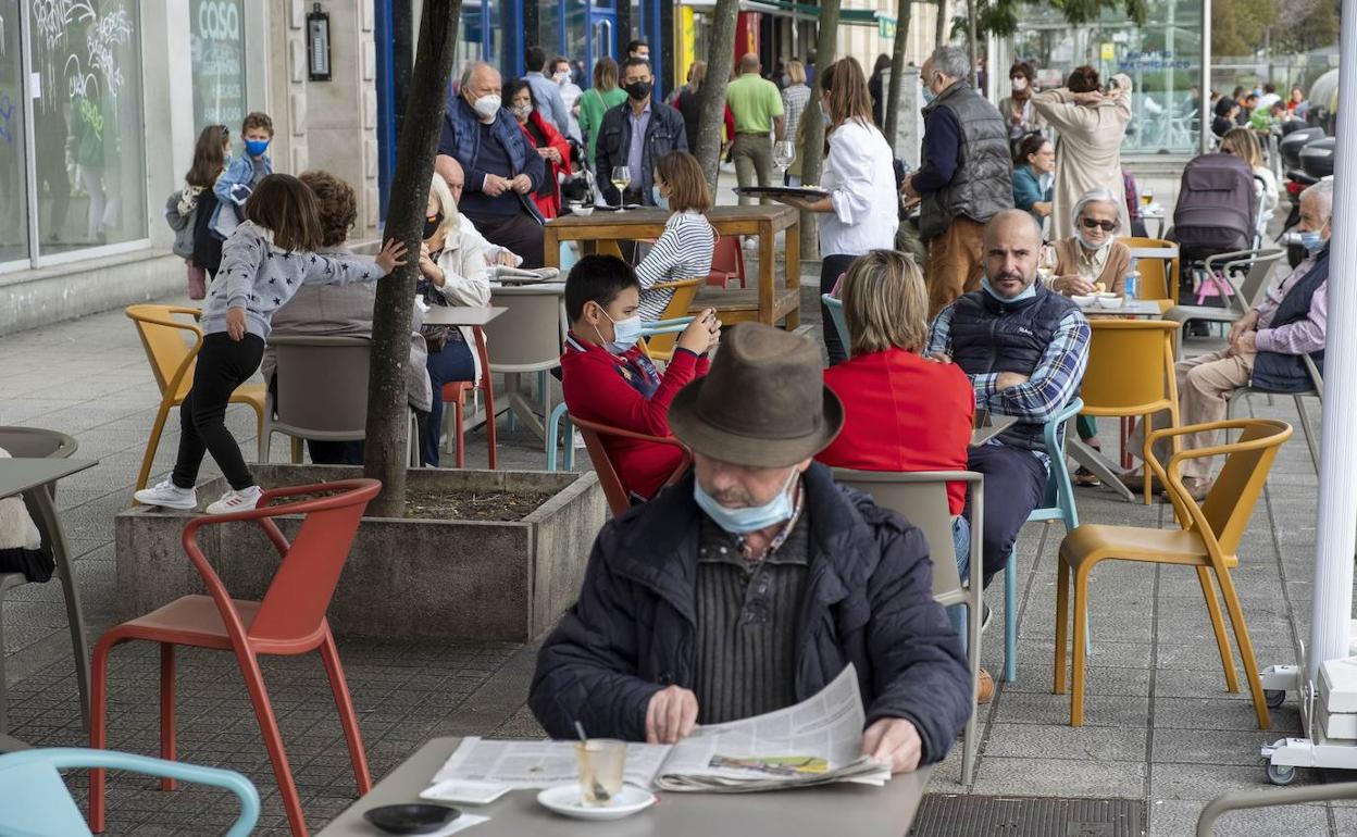 Gente disfrutando del buen tiempo en las terrazas de Santander.