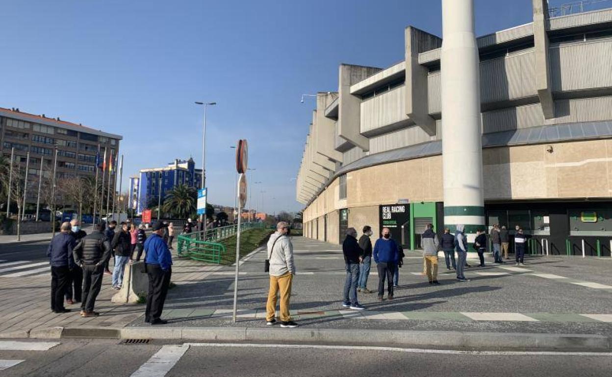 Colas para comprar entradas para el partido del domingo, este miércoles por la mañana en los Campos de Sport.