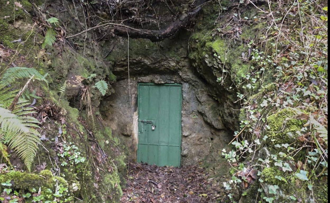 Acceso a la cueva del Juyo