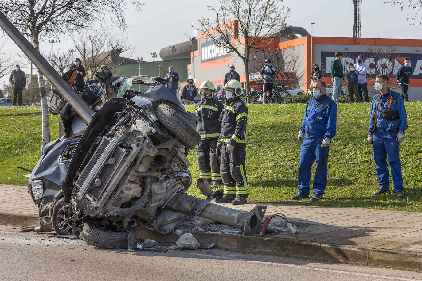 Herido grave el conductor de un coche que se empotró contra una farola en la avenida de Parayas