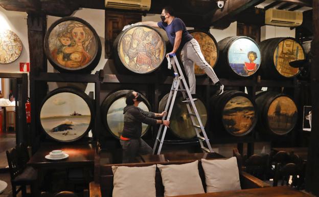 En la Bodega del Riojano parte de la plantilla aprovechó ayer por la mañana para preparar y limpiar el local. 