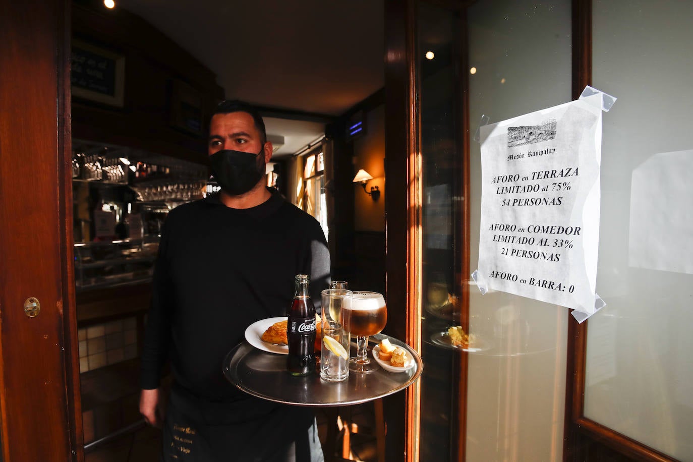 El buen tiempo mantiene las terrazas llenas, los clientes apenas se han enterado de que ya pueden usar el interior y los que lo saben se sienten más seguros en la calle. Ese es el panorama que presenta un recorrido por el centro de Santander